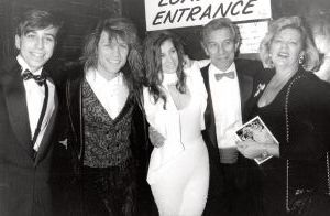 Jon Bon Jovi and his family 1991, NY.jpg